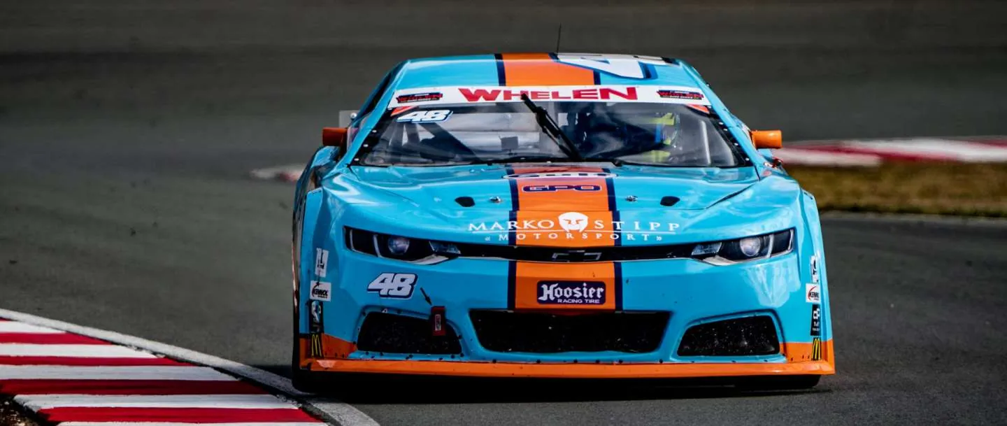 Coche de carreras EuroNASCAR en pista