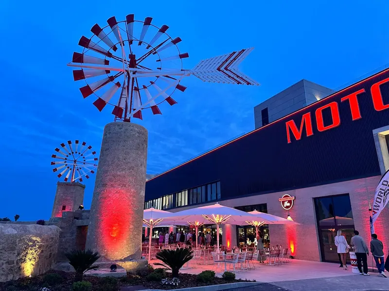 Terraza de Motorworld con molino mallorquín