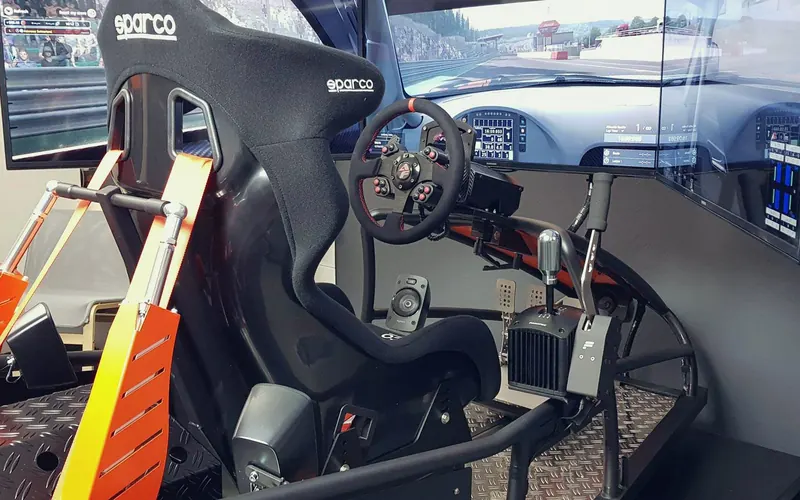 Cockpit del simulador con volante y asiento baquet